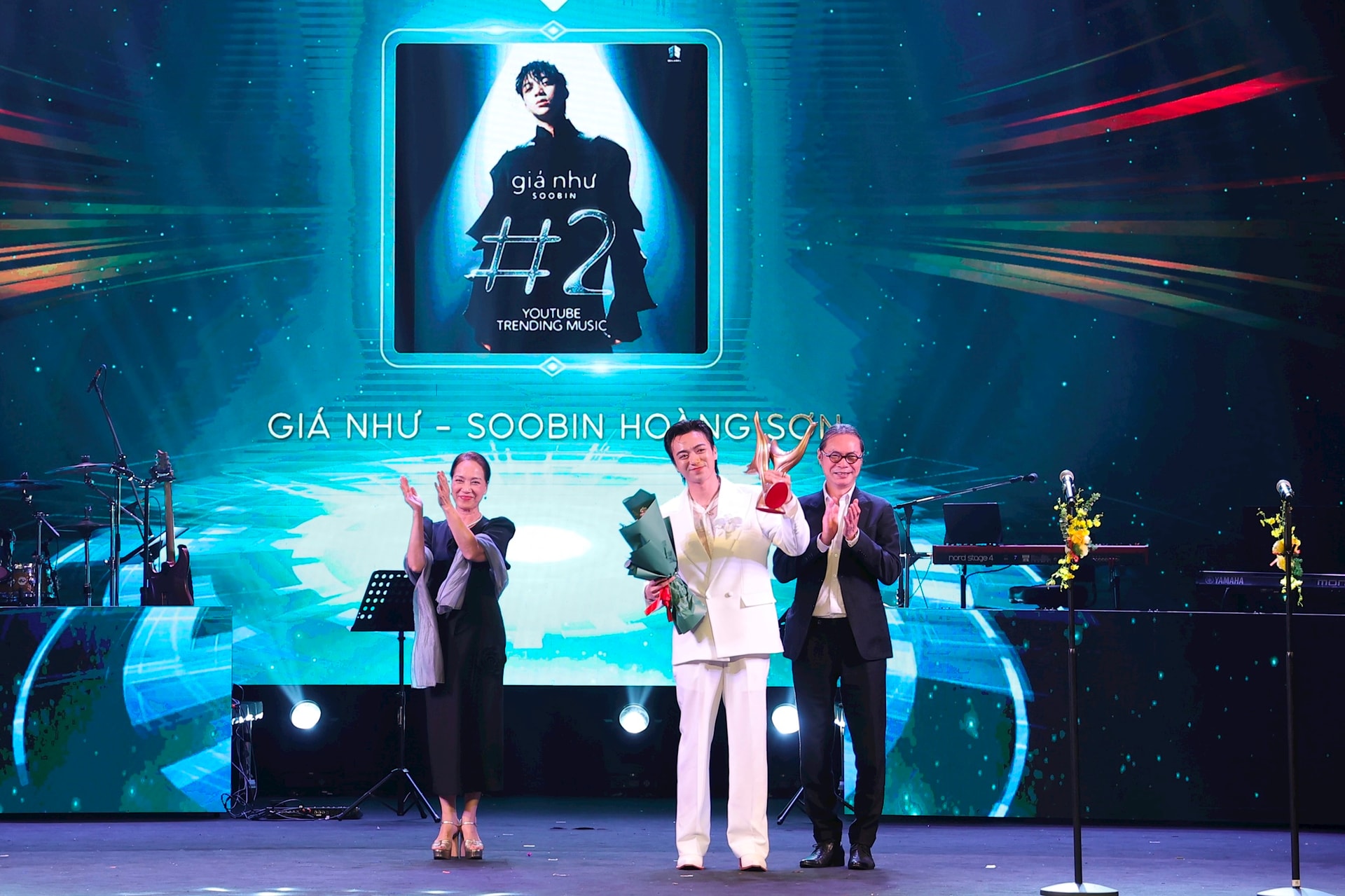 Dedikasjonspris 2025: SOOBIN scoret et hat-trick, Tung Duong fortsatte å bli hedret - Bilde 4. Giải Cống hiến 2025: SOOBIN lập hattrick, Tùng Dương tiếp tục được vinh danh - Ảnh 4.