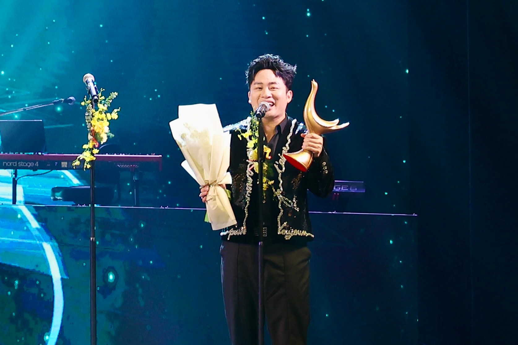 Dedikasjonspris 2025: SOOBIN scoret et hat-trick, Tung Duong fortsatte å bli hedret - Bilde 7. Giải Cống hiến 2025: SOOBIN lập hattrick, Tùng Dương tiếp tục được vinh danh - Ảnh 7.