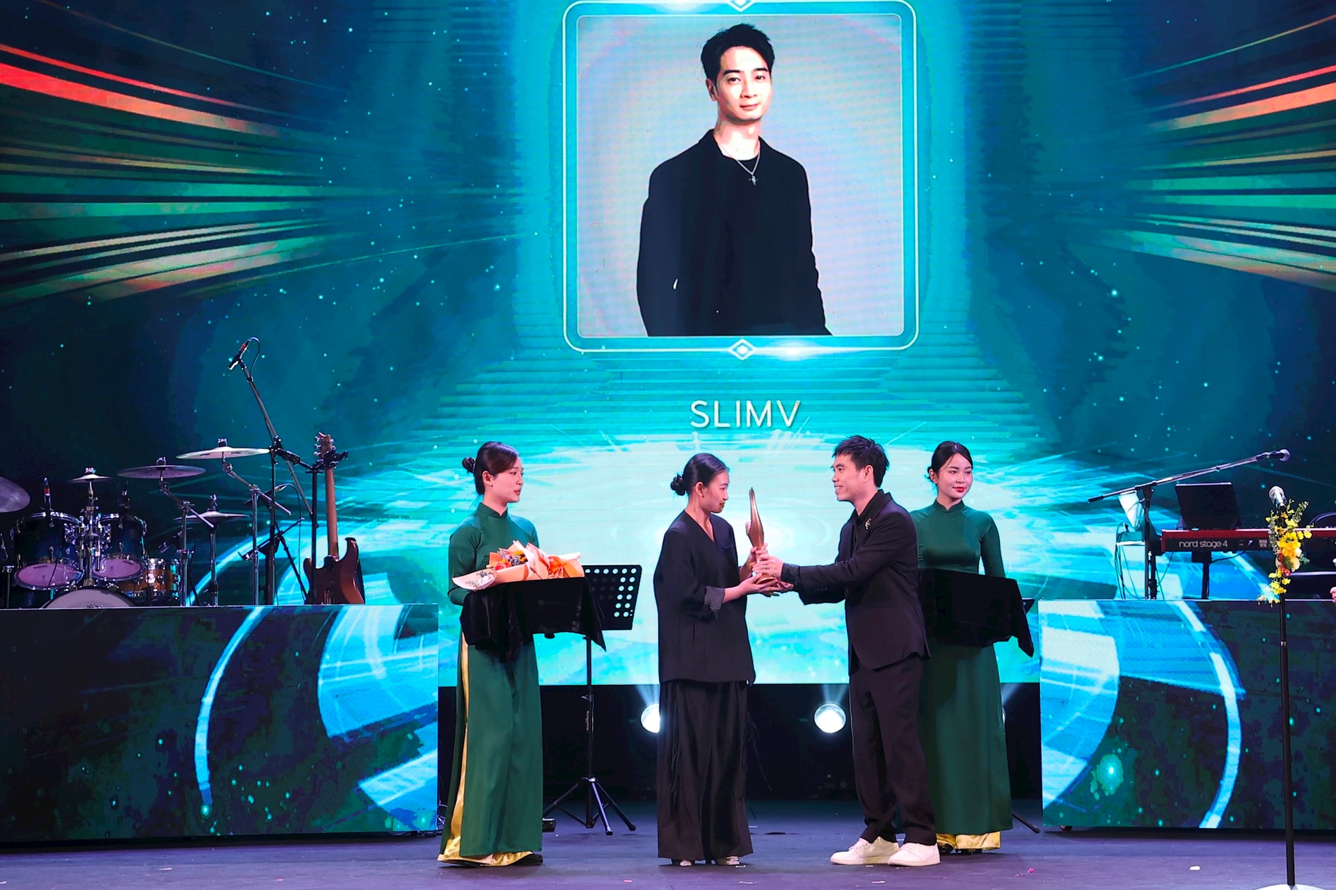 Dedikasjonspris 2025: SOOBIN scoret et hat-trick, Tung Duong fortsatte å bli hedret - Bilde 9. Giải Cống hiến 2025: SOOBIN lập hattrick, Tùng Dương tiếp tục được vinh danh - Ảnh 9.