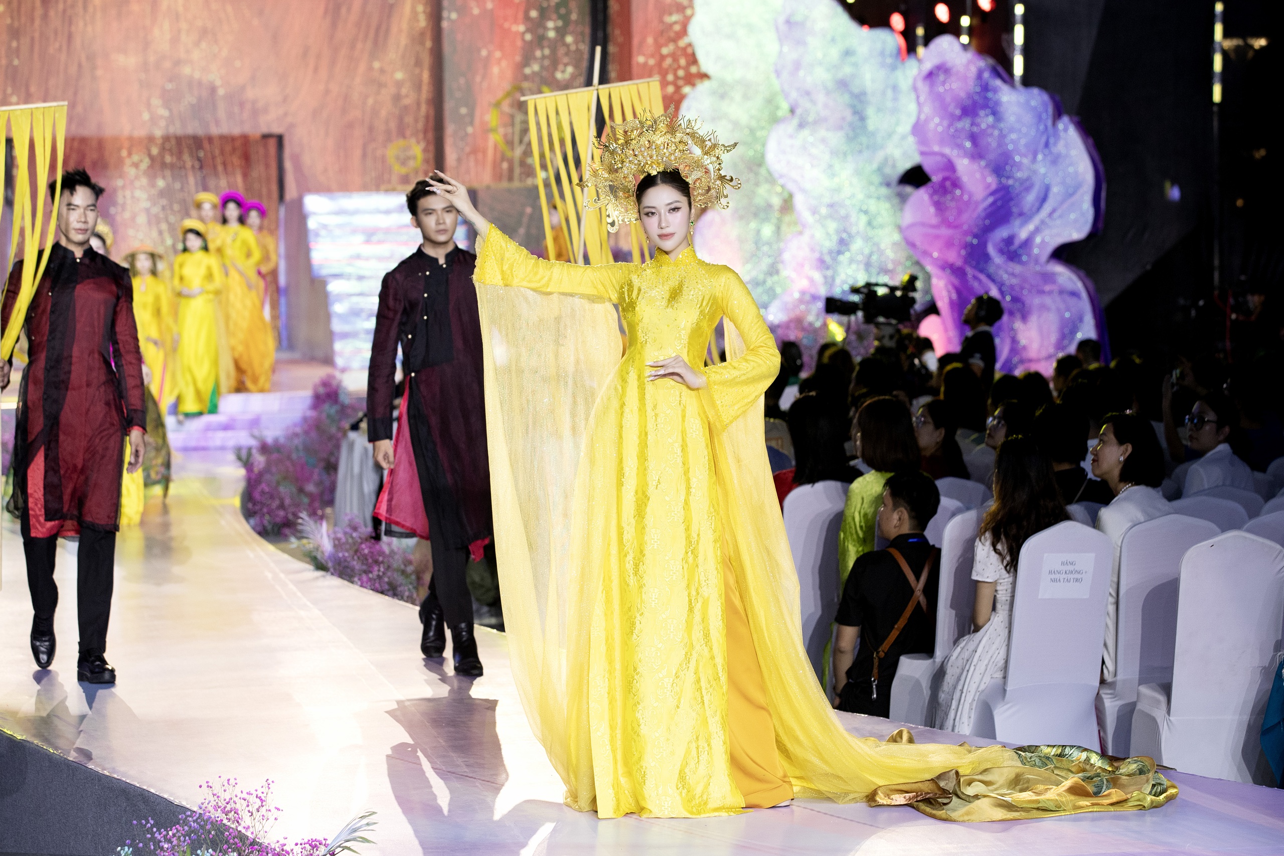 To Diep Ha vystoupil jako vedette na festivalu Ao Dai v Ho Či Minově Městě - Foto 2. Tô Diệp Hà diễn vedette tại Lễ hội Áo dài TP.HCM- Ảnh 2.