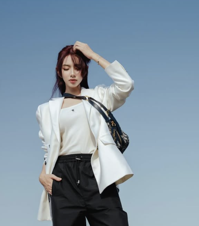 Begrüßen Sie den Sommer mit eleganten und bequemen Blazern im Büro – Foto 7. Đón hè sang với áo blazer thanh lịch, thoải mái chốn công sở- Ảnh 7.
