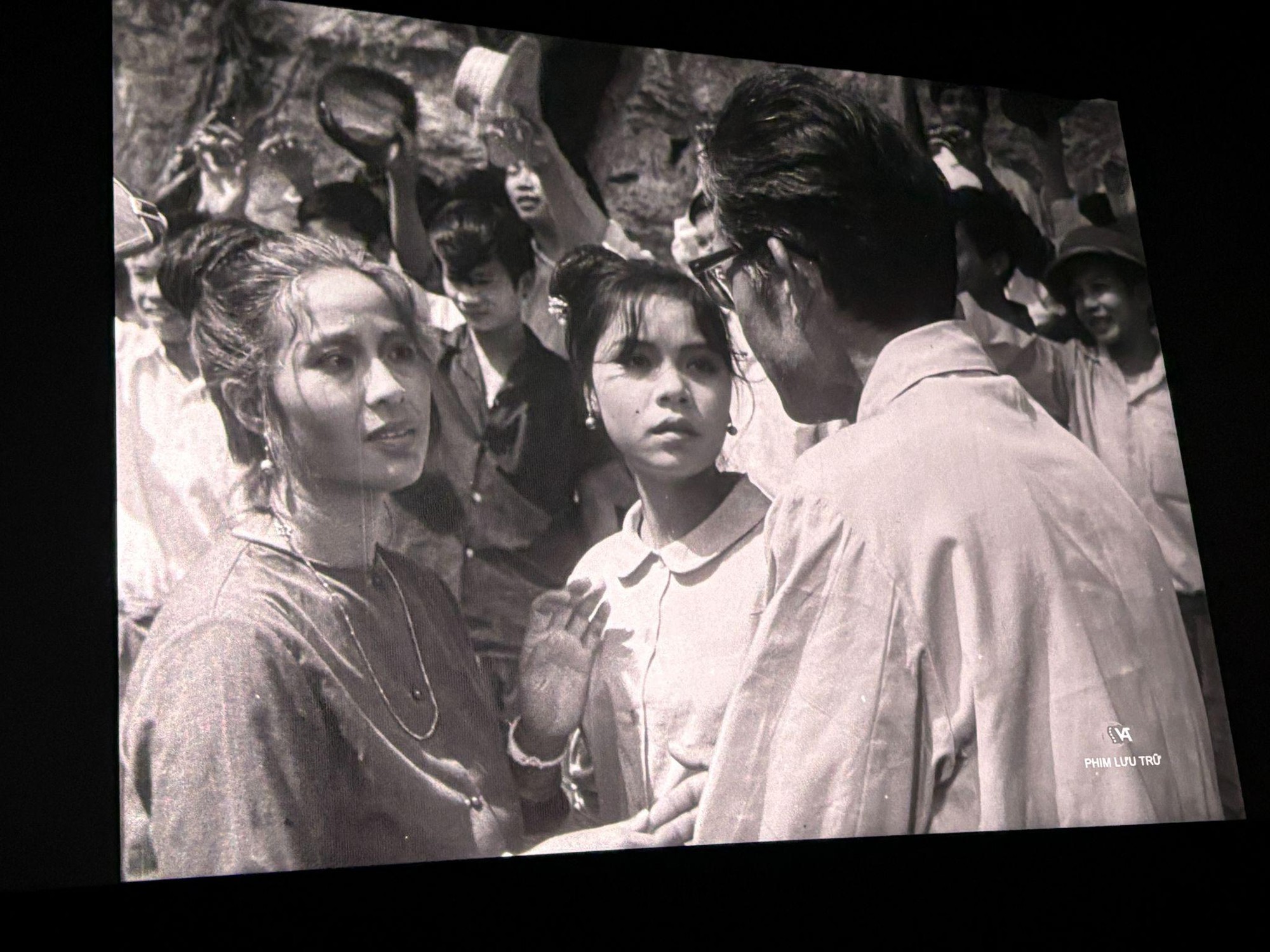 टू मदर्स - निर्देशक गुयेन खाक लोई की क्लासिक फिल्म 50 साल बाद दर्शकों के सामने आई - फोटो 2. Hai người mẹ- Bộ phim kinh điển của đạo diễn Nguyễn Khắc Lợi tái ngộ khán giả sau 50 năm - Ảnh 2.