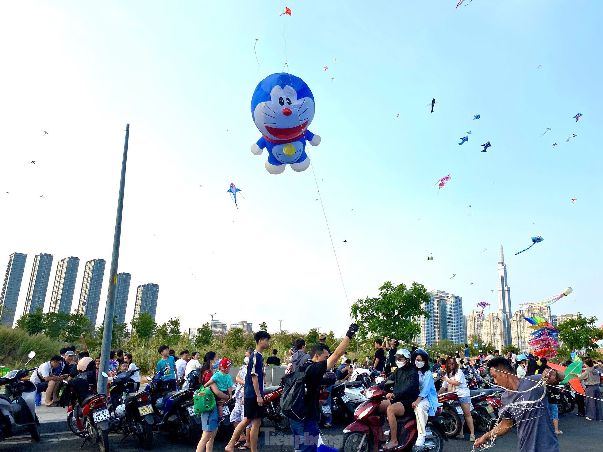 Auf dem größten Drachenfeld in Ho-Chi-Minh-Stadt herrscht jeden Nachmittag reges Treiben. Foto 12