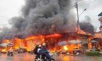 Auf einem Markt in Tuyen Quang brach ein großes Feuer aus, zahlreiche Polizisten wurden mobilisiert, um das Feuer zu löschen.