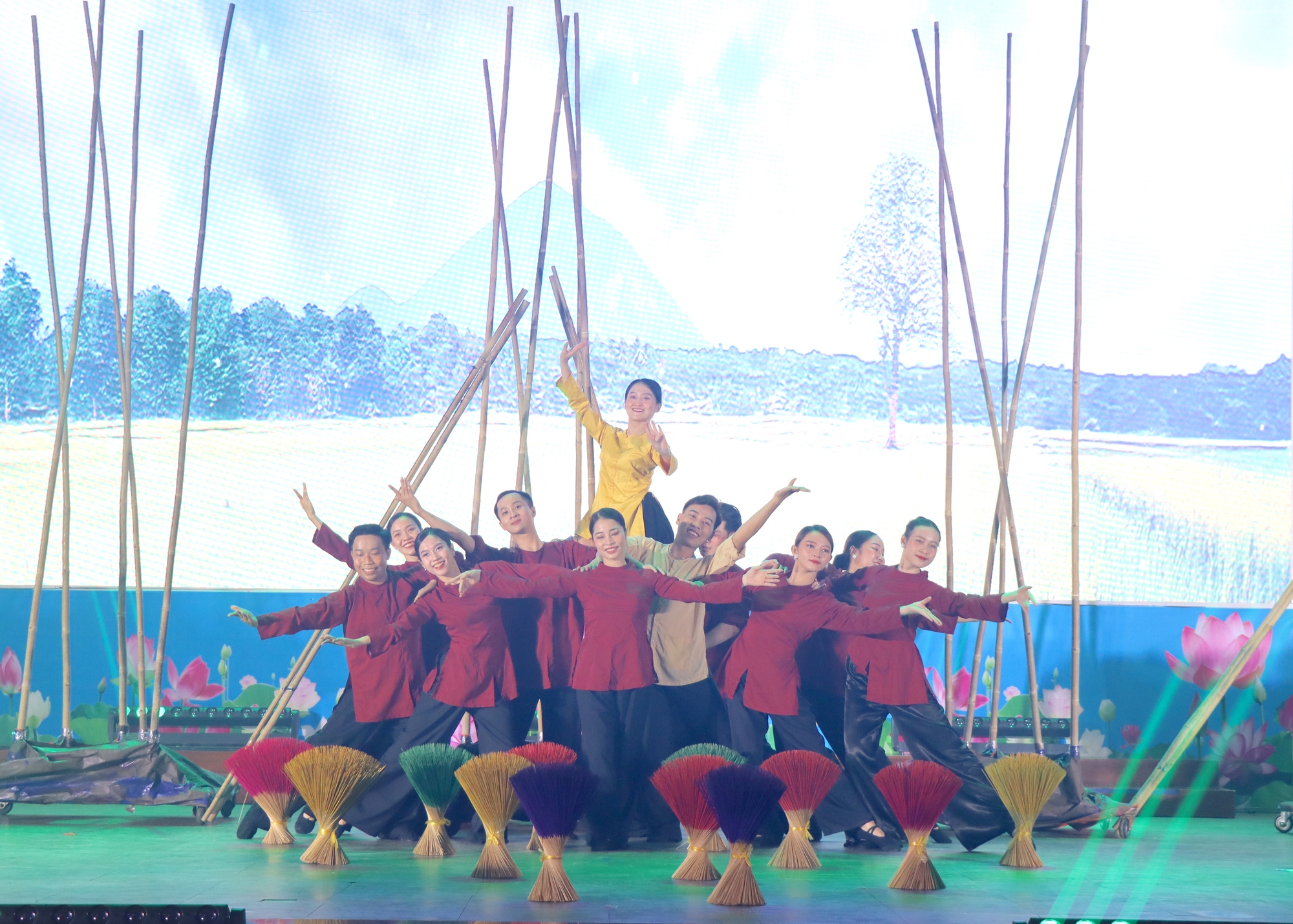 Tay Ninh: El Departamento de Cultura, Deportes y Turismo mejora la eficacia de la diplomacia entre pueblos en la nueva situación - Foto 2. Tây Ninh: Ngành VHTTDL nâng cao hiệu quả đối ngoại nhân dân trong tình hình mới - Ảnh 2.