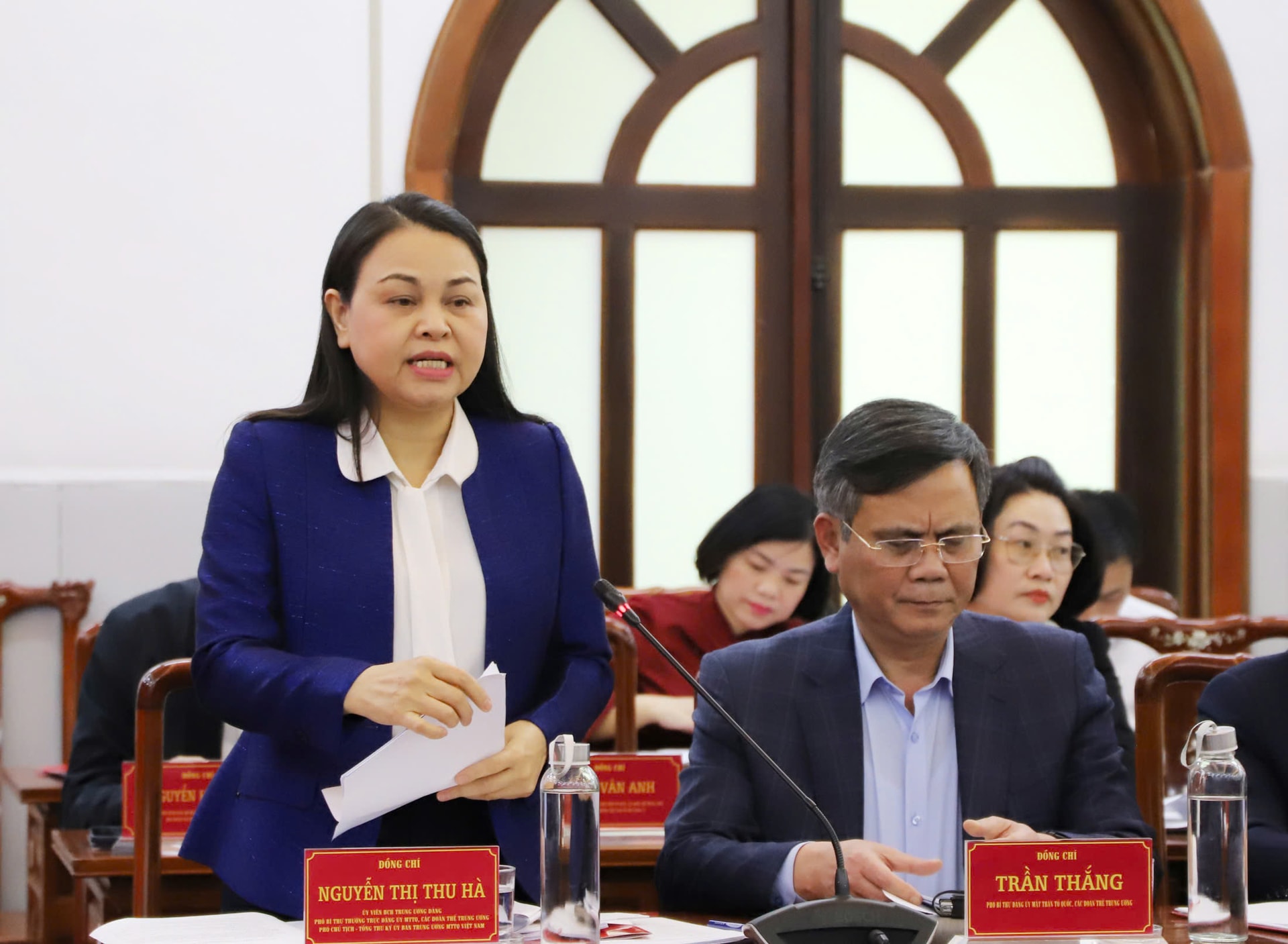Nguyen Thi Thu Ha, lid van het Centraal Comité van de Partij, permanent adjunct-secretaris van het Partijcomité van het Vaderlandsfront, centrale massaorganisaties, vicevoorzitter - secretaris-generaal van het Centraal Comité van het Vietnamese Vaderlandsfront