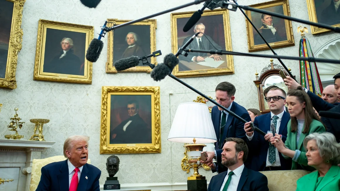 President Trump förvandlar Vita huset och förgyller Ovala rummet - 4 Tổng thống Trump lột xác Nhà Trắng, dát vàng phòng Bầu dục - 4