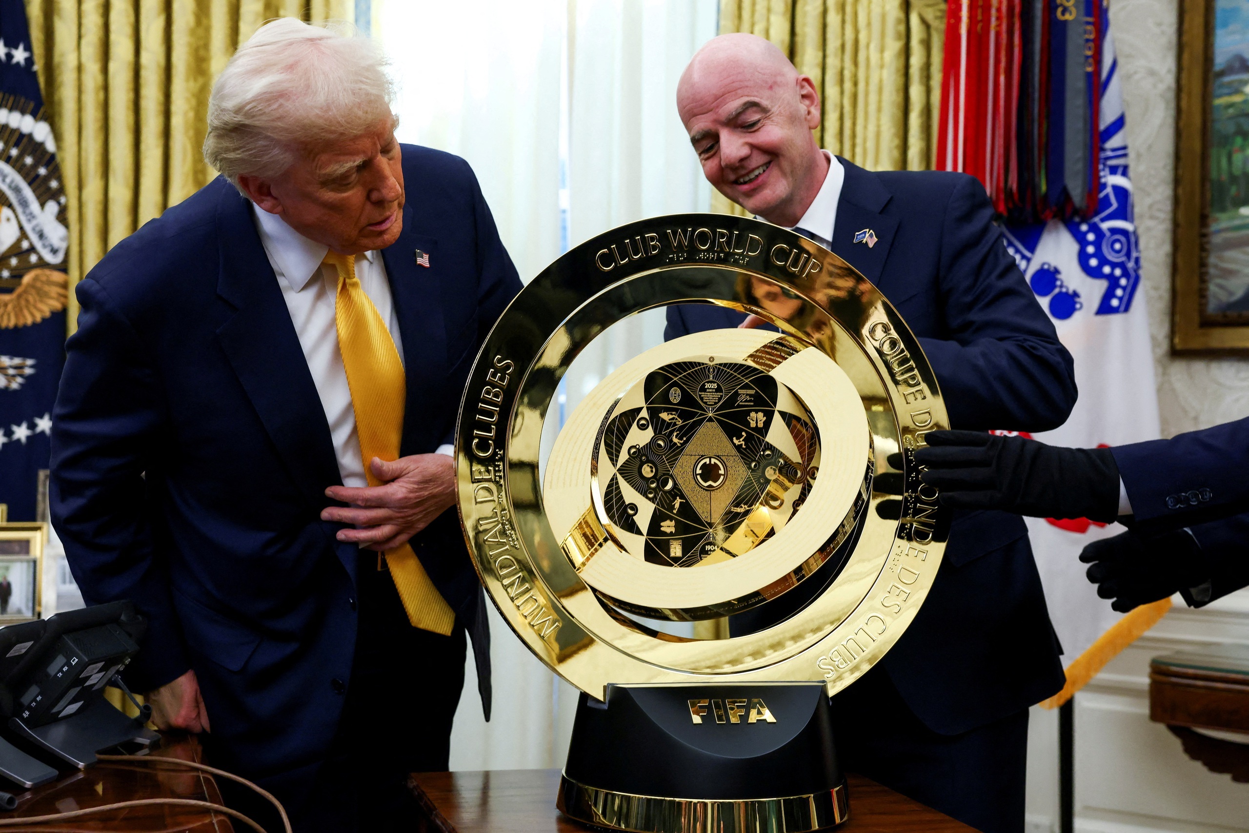 President Trump förvandlar Vita huset och förgyller Ovala rummet - 6 Tổng thống Trump lột xác Nhà Trắng, dát vàng phòng Bầu dục - 6