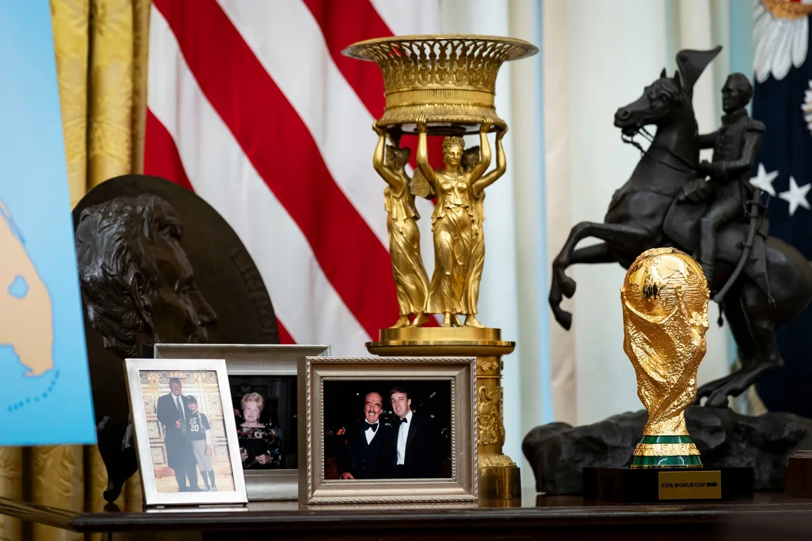 President Trump förvandlar Vita huset och förgyller Ovala rummet - 7 Tổng thống Trump lột xác Nhà Trắng, dát vàng phòng Bầu dục - 7