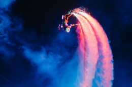 A4-es kép a levegőben fellépő flyboard művészről.jpg