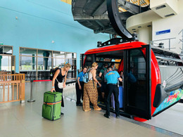 A2 Turisták utaznak a Cat Ba felvonóval (4).jpg