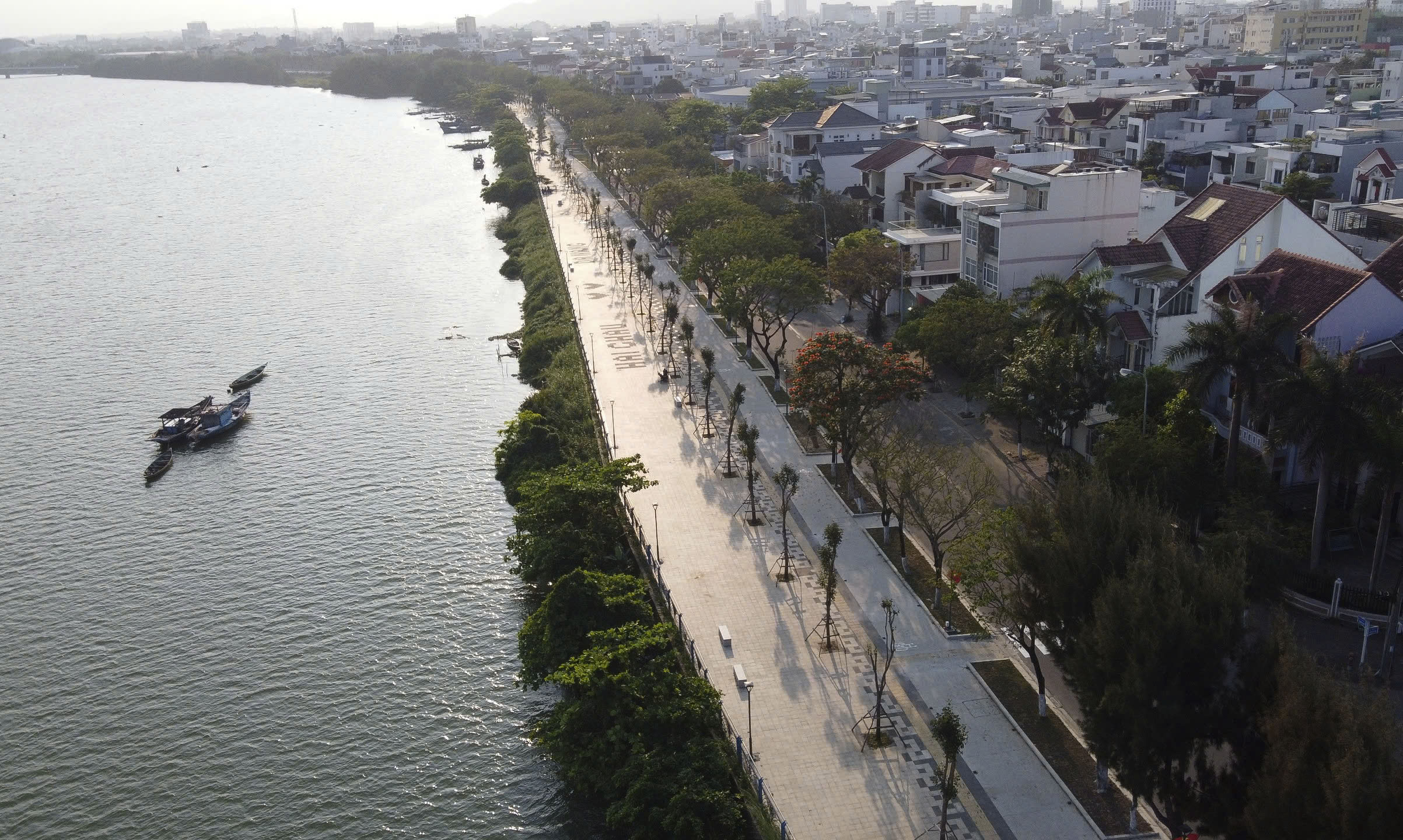 Da Nang uruchomiło projekt renowacji krajobrazu chodnika nad rzeką Thang Long Street - zdjęcie 3. Đà Nẵng đưa vào sử dụng công trình cải tạo cảnh quan vỉa hè bờ sông đường Thăng Long - Ảnh 3.