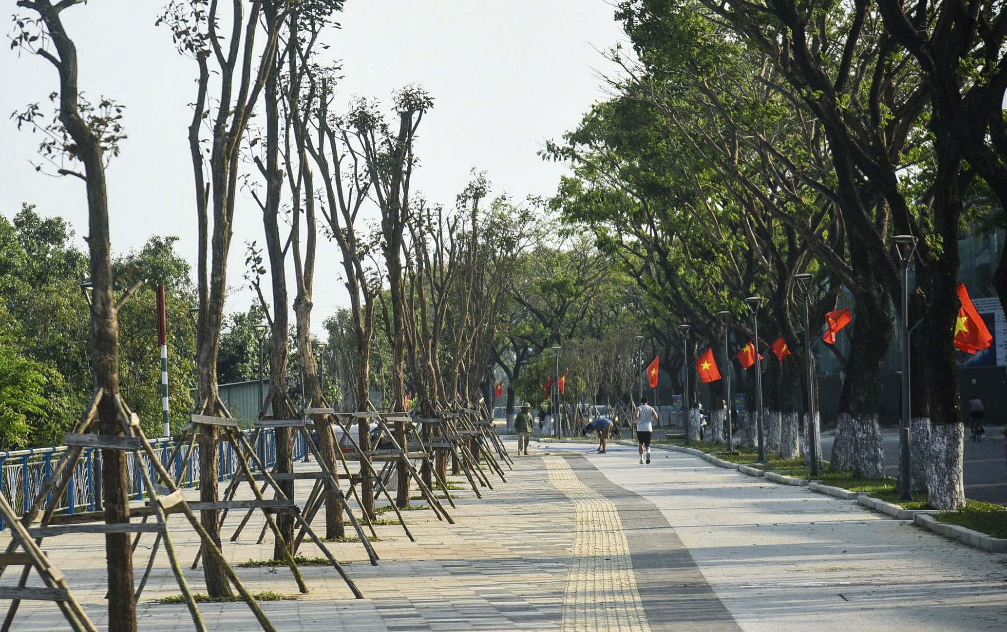Da Nang realizuje projekt renowacji chodnika wzdłuż rzeki Thang Long Street – zdjęcie 4. Đà Nẵng đưa vào sử dụng công trình cải tạo cảnh quan vỉa hè bờ sông đường Thăng Long - Ảnh 4.
