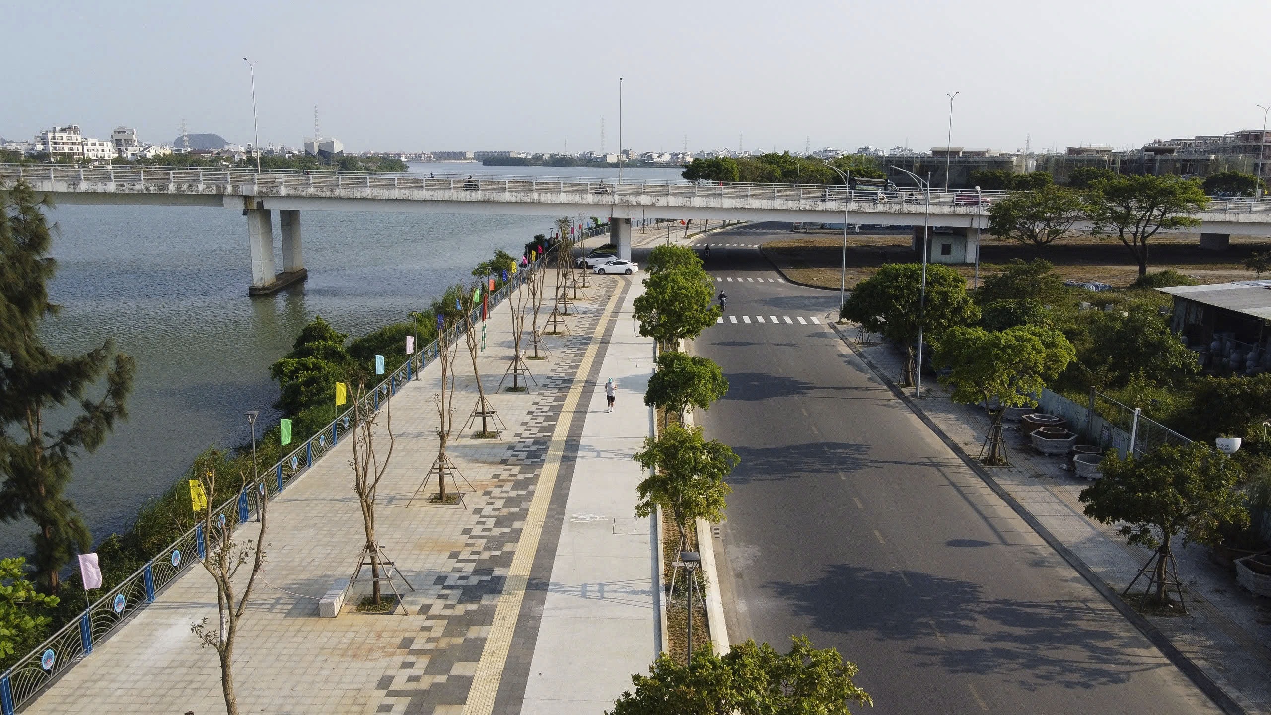 Da Nang realizuje projekt renowacji chodnika wzdłuż rzeki Thang Long Street – zdjęcie 6. Đà Nẵng đưa vào sử dụng công trình cải tạo cảnh quan vỉa hè bờ sông đường Thăng Long - Ảnh 6.