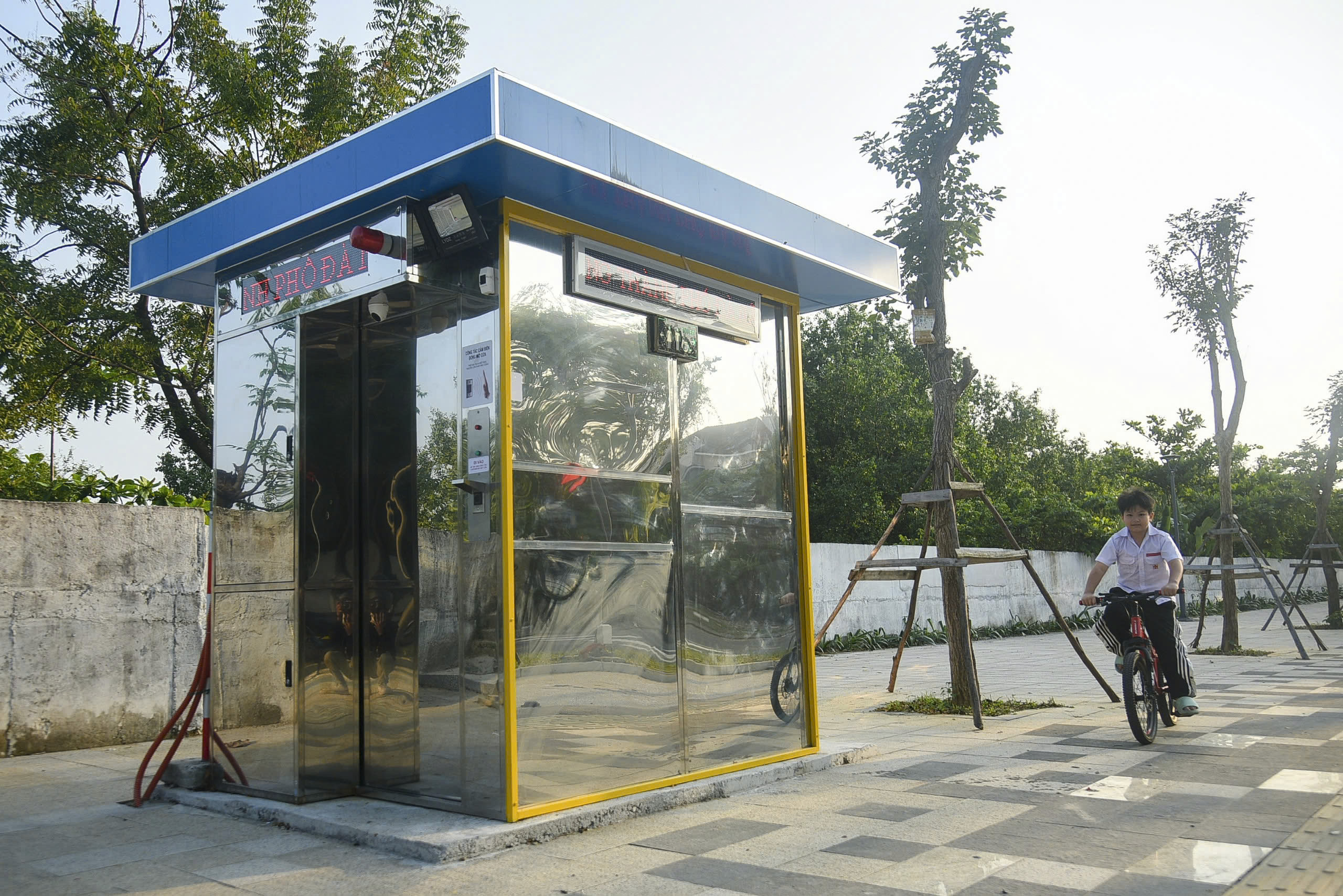 Da Nang realizuje projekt renowacji chodnika wzdłuż rzeki Thang Long Street – zdjęcie 7. Đà Nẵng đưa vào sử dụng công trình cải tạo cảnh quan vỉa hè bờ sông đường Thăng Long - Ảnh 7.