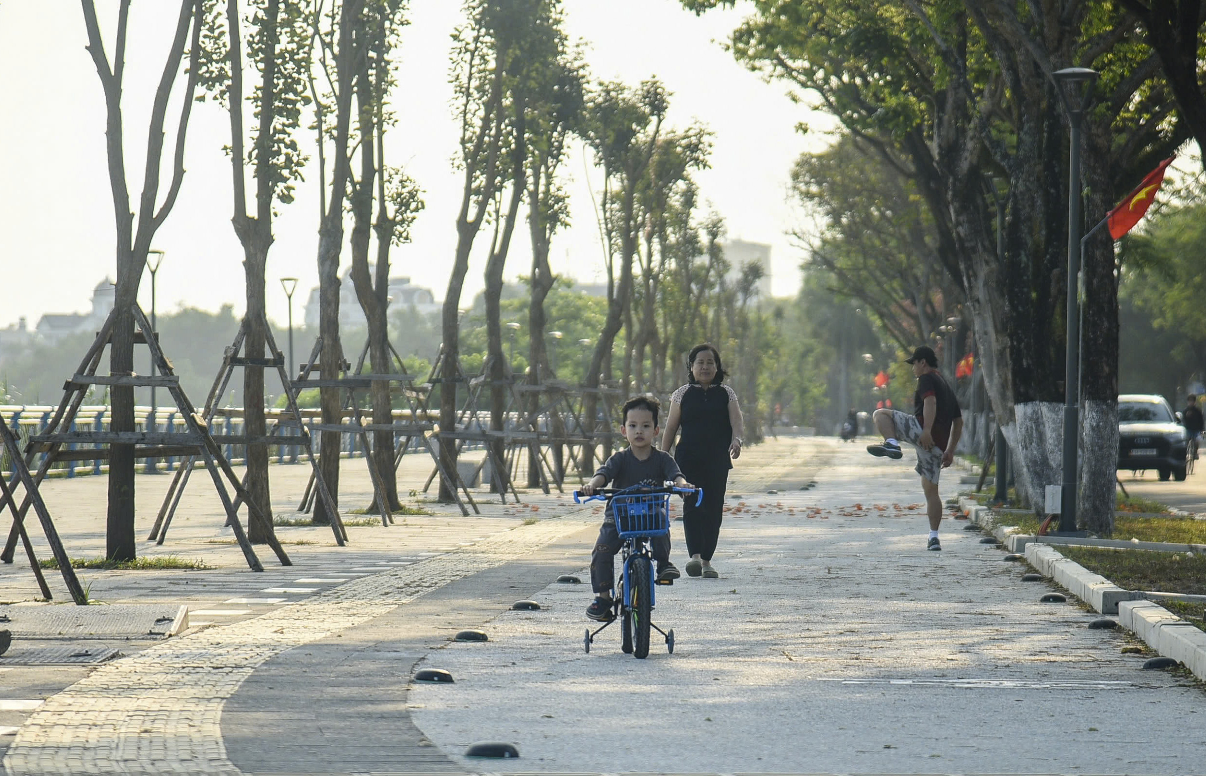 Da Nang realizuje projekt renowacji chodnika wzdłuż rzeki Thang Long Street – zdjęcie 9. Đà Nẵng đưa vào sử dụng công trình cải tạo cảnh quan vỉa hè bờ sông đường Thăng Long - Ảnh 9.