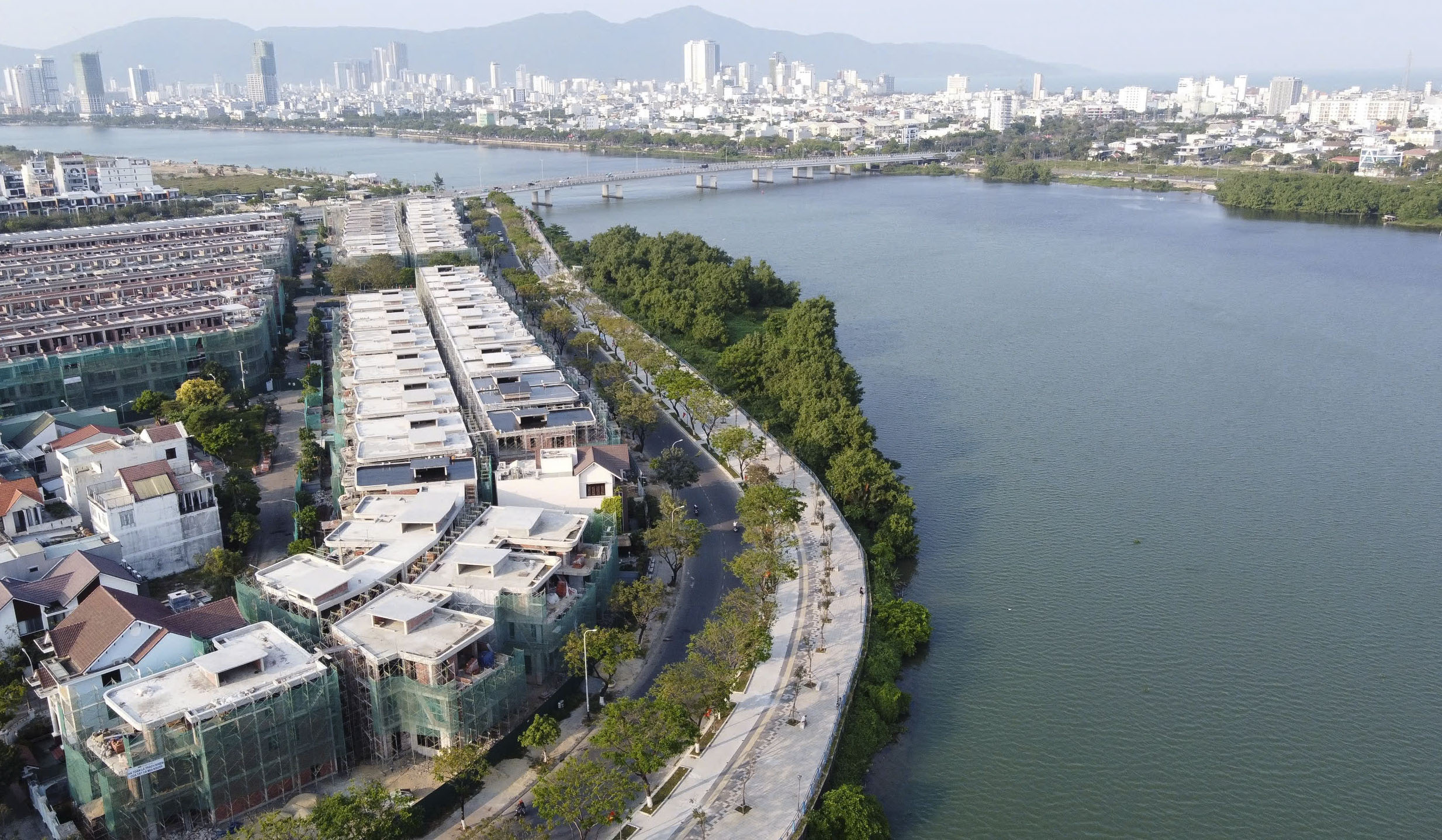 Da Nang realizuje projekt renowacji chodnika wzdłuż rzeki Thang Long Street – zdjęcie 10. Đà Nẵng đưa vào sử dụng công trình cải tạo cảnh quan vỉa hè bờ sông đường Thăng Long - Ảnh 10.