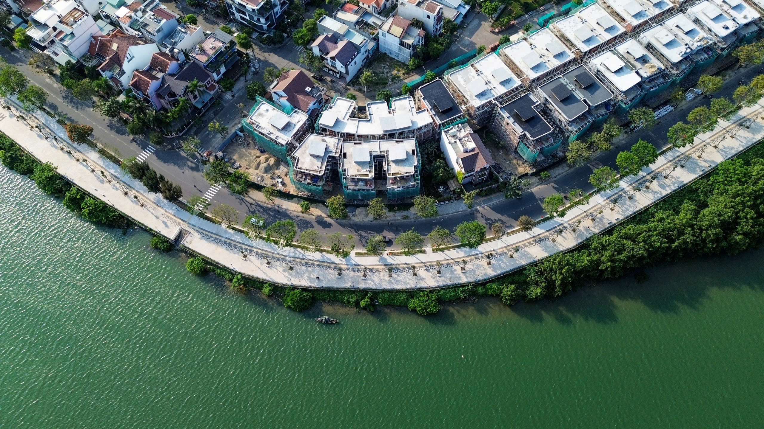 Da Nang realizuje projekt renowacji chodnika wzdłuż rzeki Thang Long Street – zdjęcie 11. Đà Nẵng đưa vào sử dụng công trình cải tạo cảnh quan vỉa hè bờ sông đường Thăng Long - Ảnh 11.