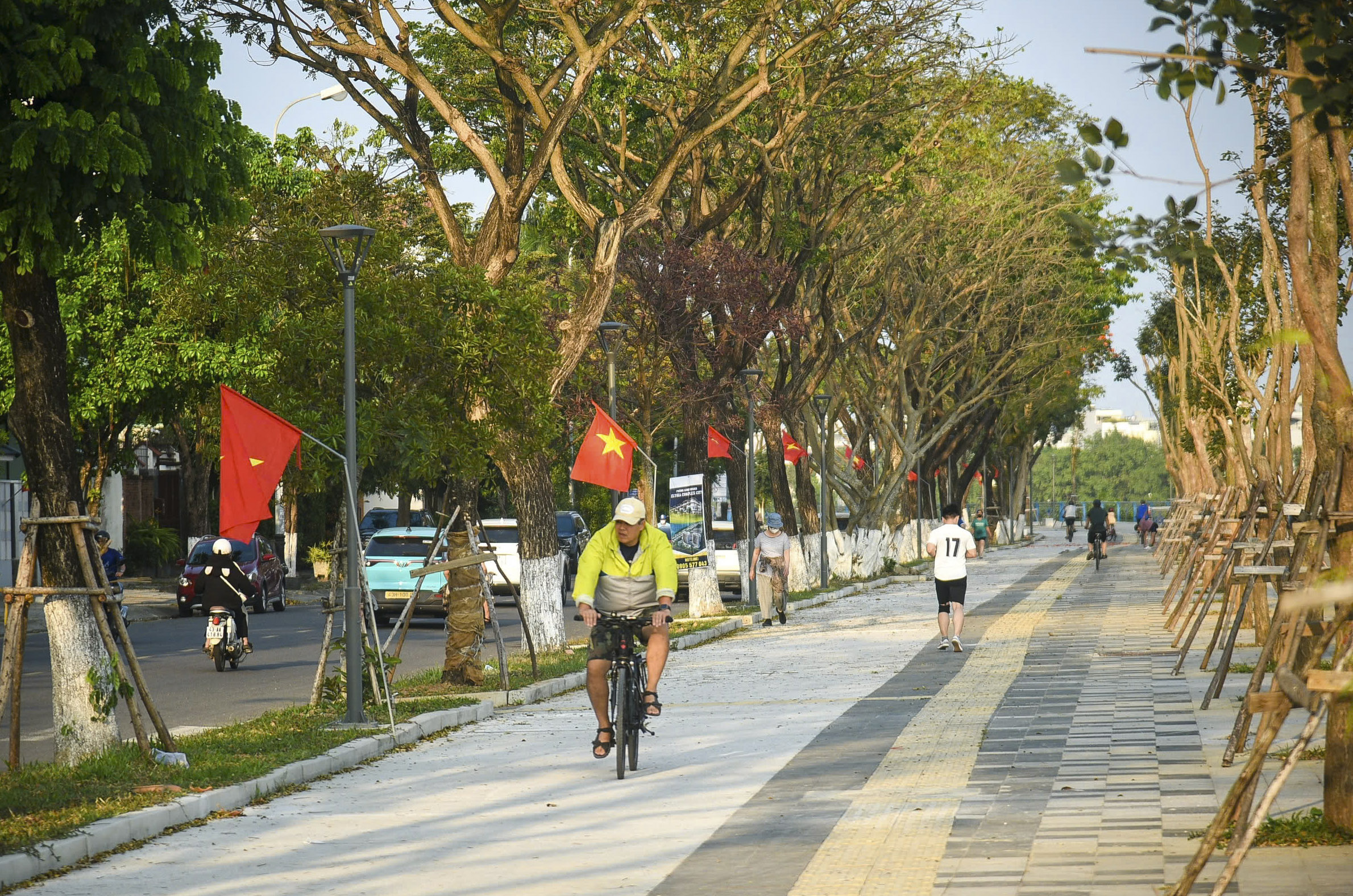 Da Nang realizuje projekt renowacji chodnika wzdłuż rzeki Thang Long Street – zdjęcie 12. Đà Nẵng đưa vào sử dụng công trình cải tạo cảnh quan vỉa hè bờ sông đường Thăng Long - Ảnh 12.