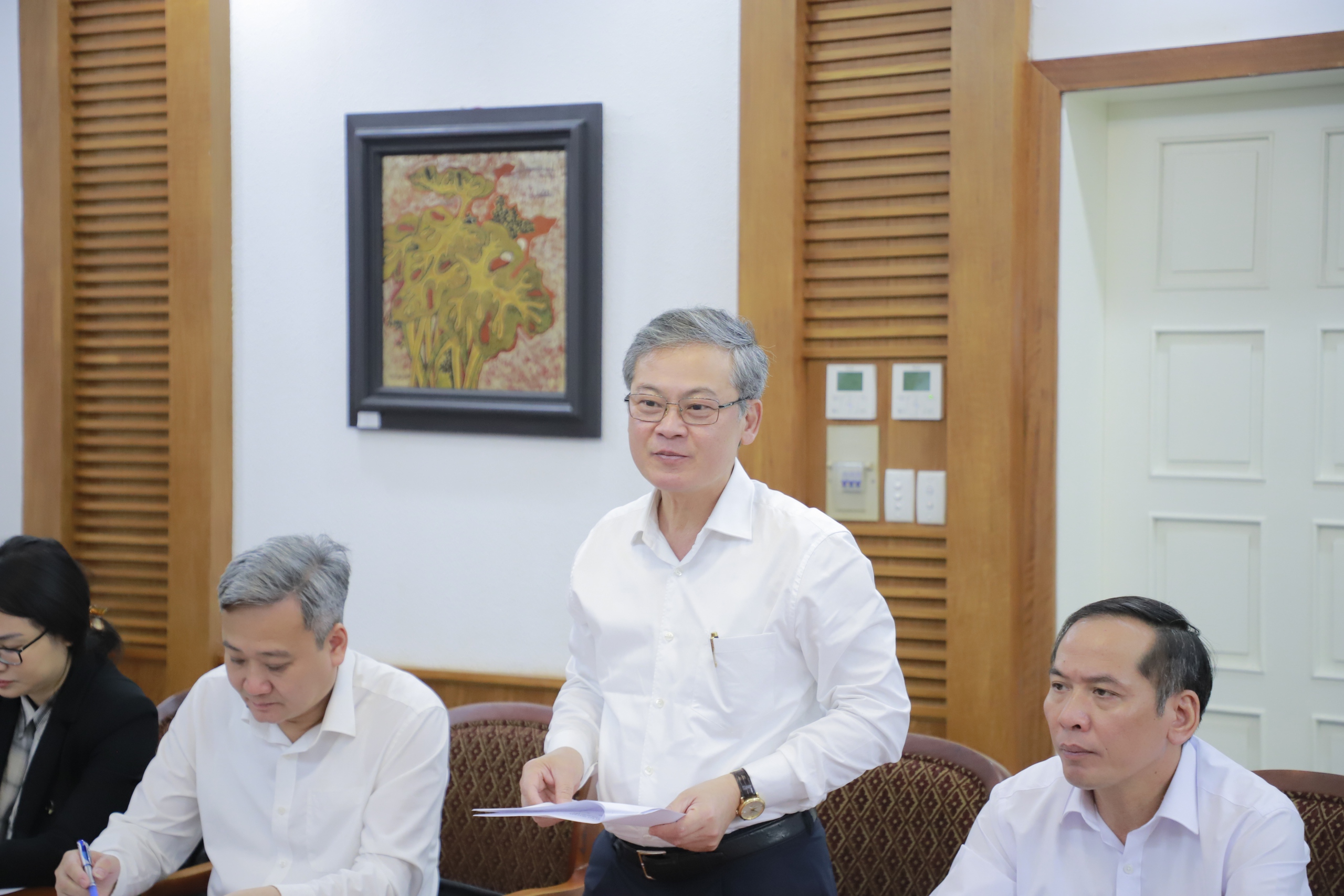 Bakan Yardımcısı Trinh Thi Thuy, 2025-2030 dönemi için kültürel kalkınmaya ilişkin Ulusal Hedef Programı ile ilgili bazı içerikler üzerinde Hung Yen eyaletiyle birlikte çalıştı - Fotoğraf 4. Thứ trưởng Trịnh Thị Thủy làm việc với tỉnh Hưng Yên về một số nội dung liên quan đến Chương trình MTQG về phát triển văn hóa giai đoạn 2025-2030 - Ảnh 4.