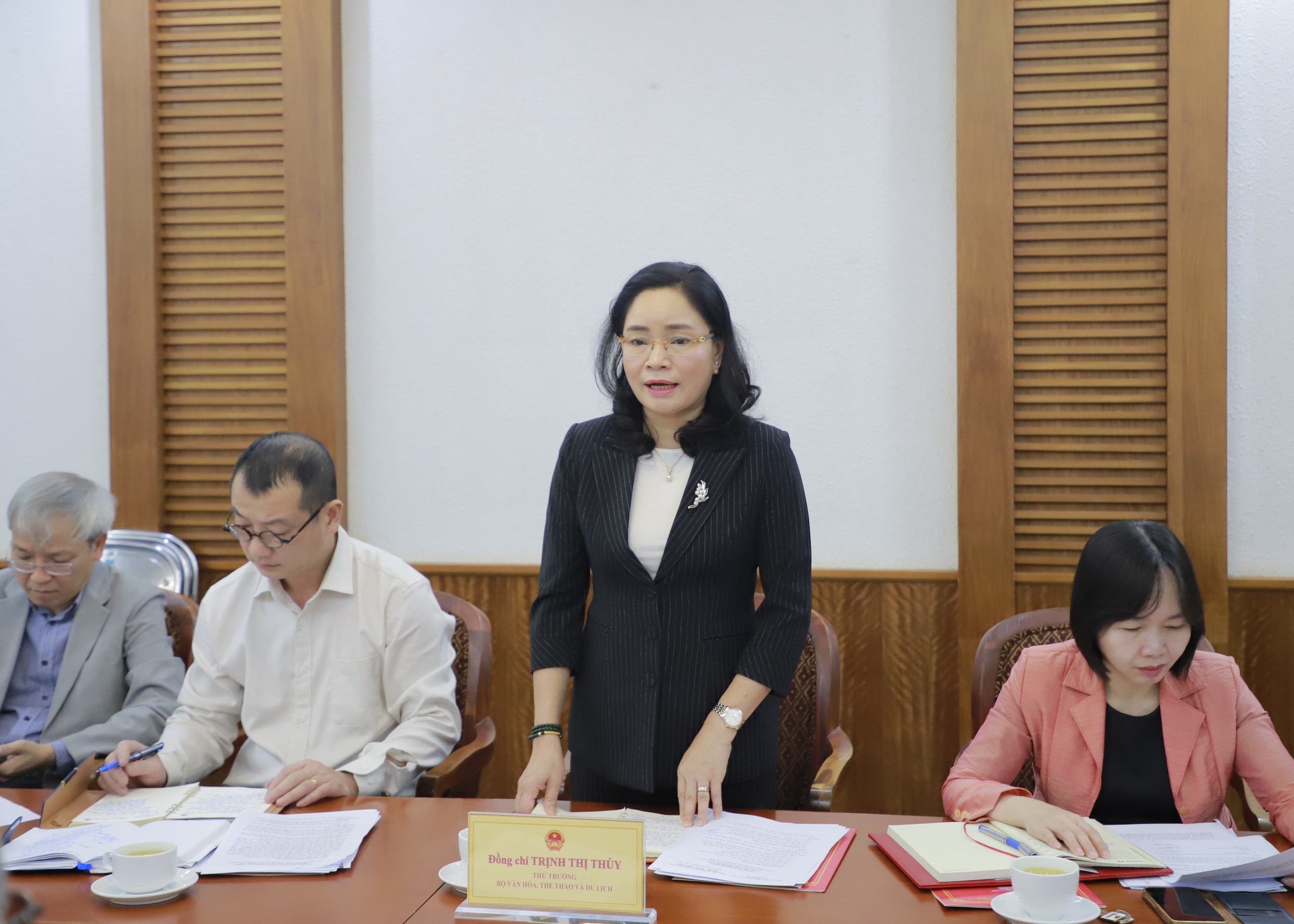Bakan Yardımcısı Trinh Thi Thuy, 2025-2030 dönemi için Ulusal Kültürel Kalkınma Hedef Programı ile ilgili bir dizi içerik üzerinde Hung Yen eyaletiyle birlikte çalıştı - Fotoğraf 5. Thứ trưởng Trịnh Thị Thủy làm việc với tỉnh Hưng Yên về một số nội dung liên quan đến Chương trình MTQG về phát triển văn hóa giai đoạn 2025-2030 - Ảnh 5.