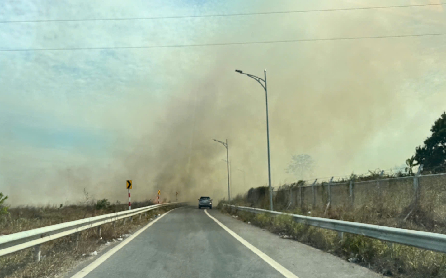 Brand utbröt i ett femvåningshus på natten, många människor klättrade över till sina grannars hus för att fly - Foto 3. Nguy hiểm từ việc đốt cỏ ven cao tốc