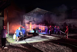 ไฟไหม้อู่ซ่อมรถยนต์ในเมืองภูมี ไฟลุกท่วมสูงหลายสิบเมตร พร้อมเสียงระเบิด.jpg