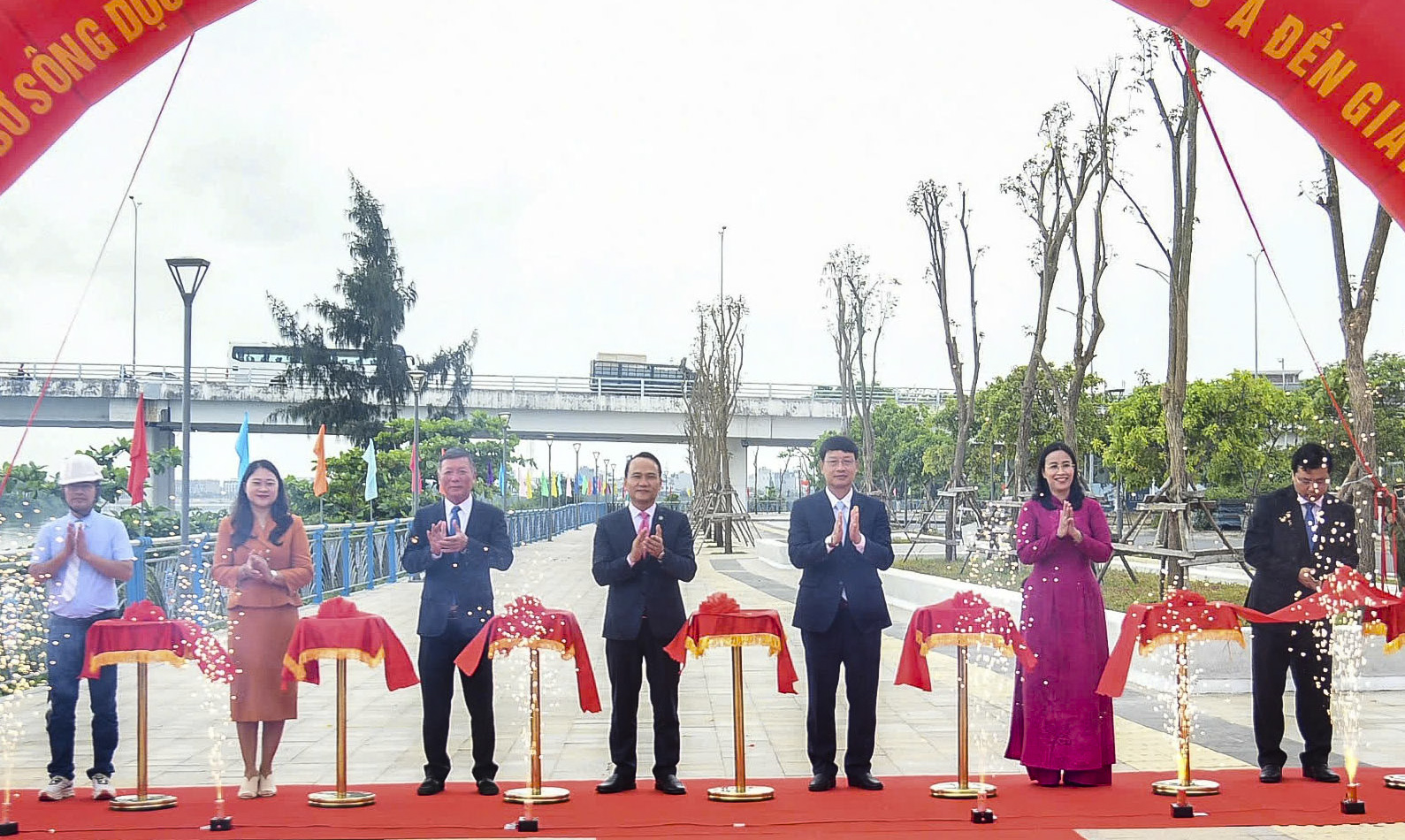 Da Nang realizuje projekt renowacji chodnika wzdłuż rzeki Thang Long Street – zdjęcie 1. Đà Nẵng đưa vào sử dụng công trình cải tạo cảnh quan vỉa hè bờ sông đường Thăng Long - Ảnh 1.