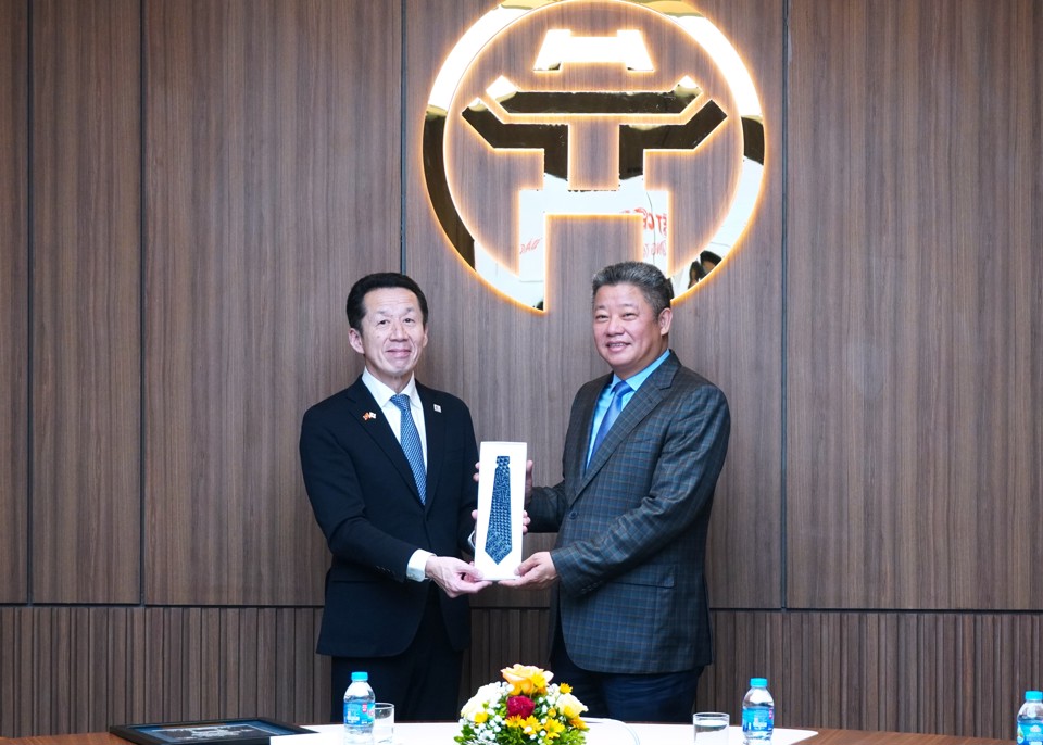 Le président du conseil préfectoral de Fukuoka, Kohara Katsuji, a offert un souvenir au vice-président du comité populaire de Hanoi, Nguyen Manh Quyen. Photo : Viet Anh