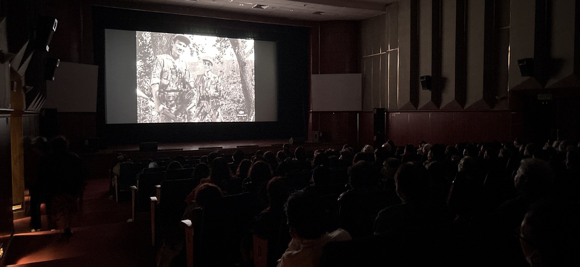 टू मदर्स - निर्देशक गुयेन खाक लोई की क्लासिक फिल्म 50 साल बाद दर्शकों के सामने आई - फोटो 1. Hai người mẹ- Bộ phim kinh điển của đạo diễn Nguyễn Khắc Lợi tái ngộ khán giả sau 50 năm - Ảnh 1.