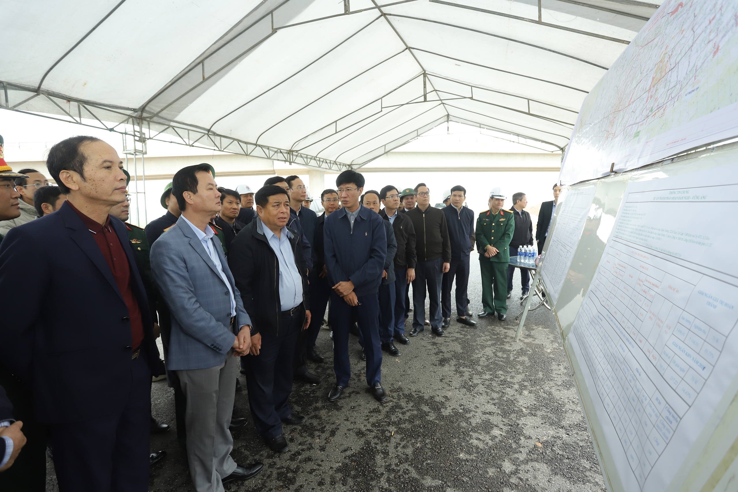 Wakil Perdana Menteri: Seluruh jalan tol dari Ha Tinh ke Quang Tri akan dibuka pada 30 Juni - Foto 3. Phó Thủ tướng: Thông toàn tuyến cao tốc từ Hà Tĩnh đến Quảng Trị vào 30/6- Ảnh 3.