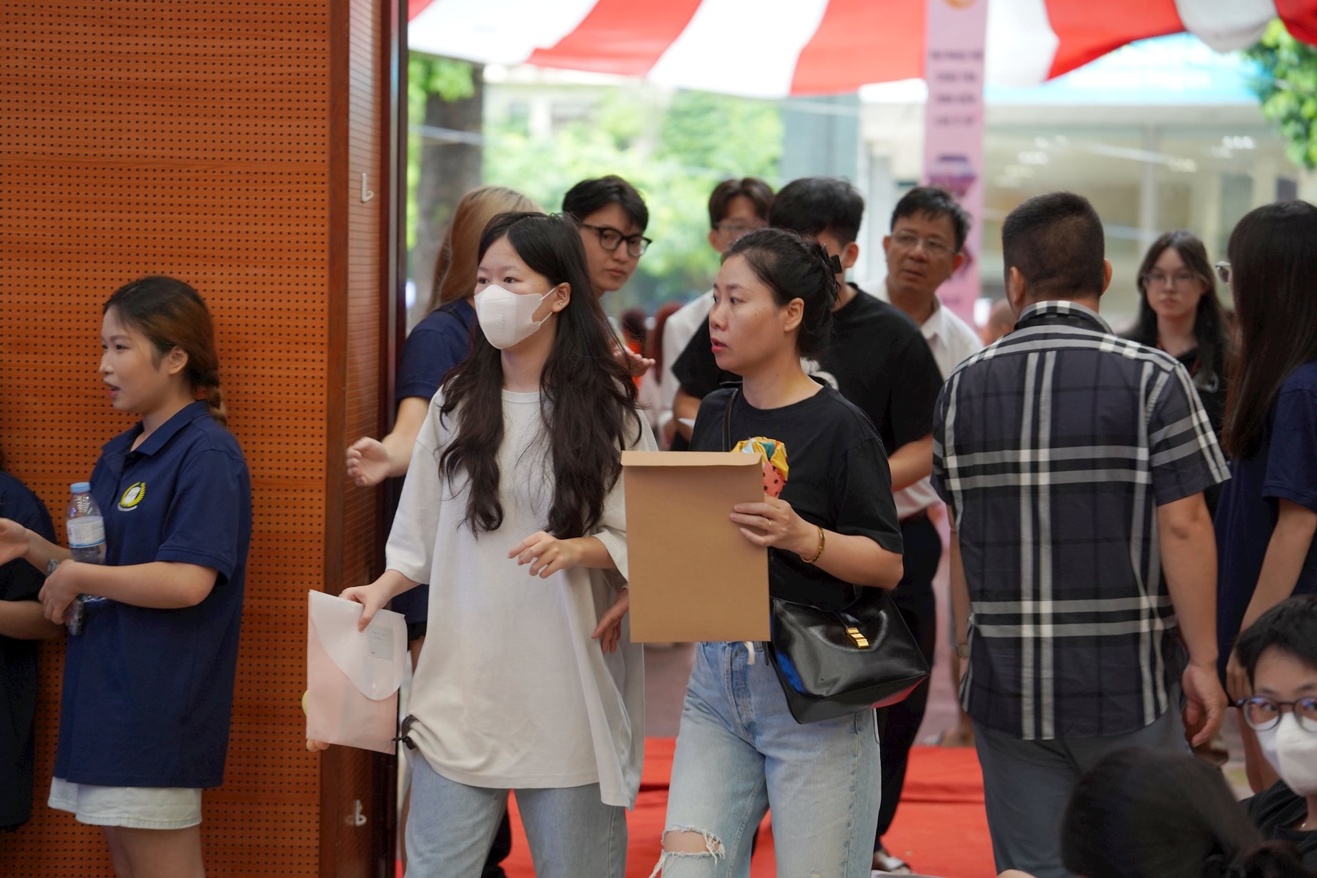 Noví studenti Bankovní akademie přicházejí do školy, aby dokončili přijímací řízení pro rok 2024.