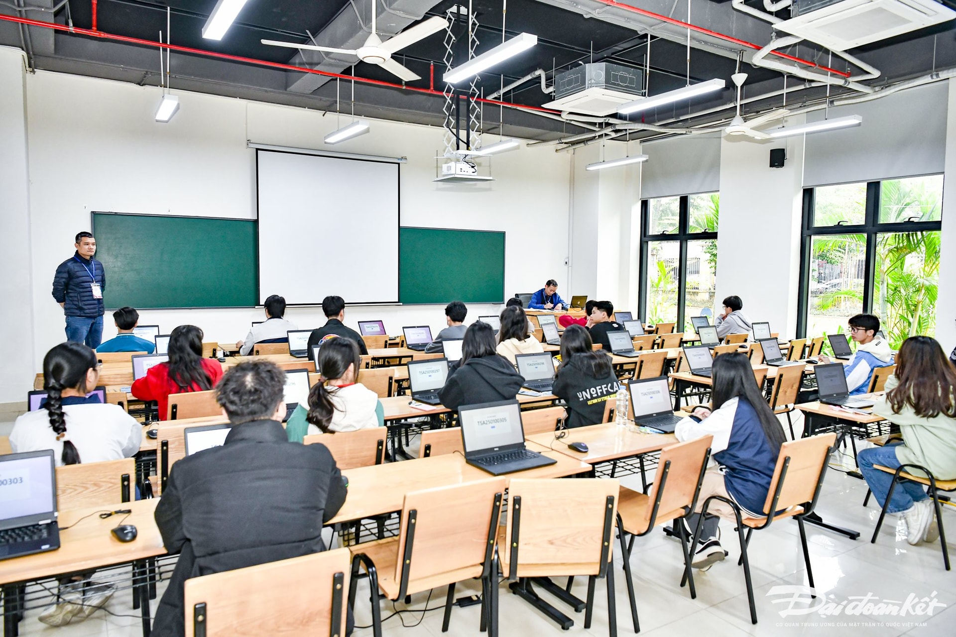 Os candidatos fazem o teste de avaliação de raciocínio da Universidade de Ciência e Tecnologia de Hanói.