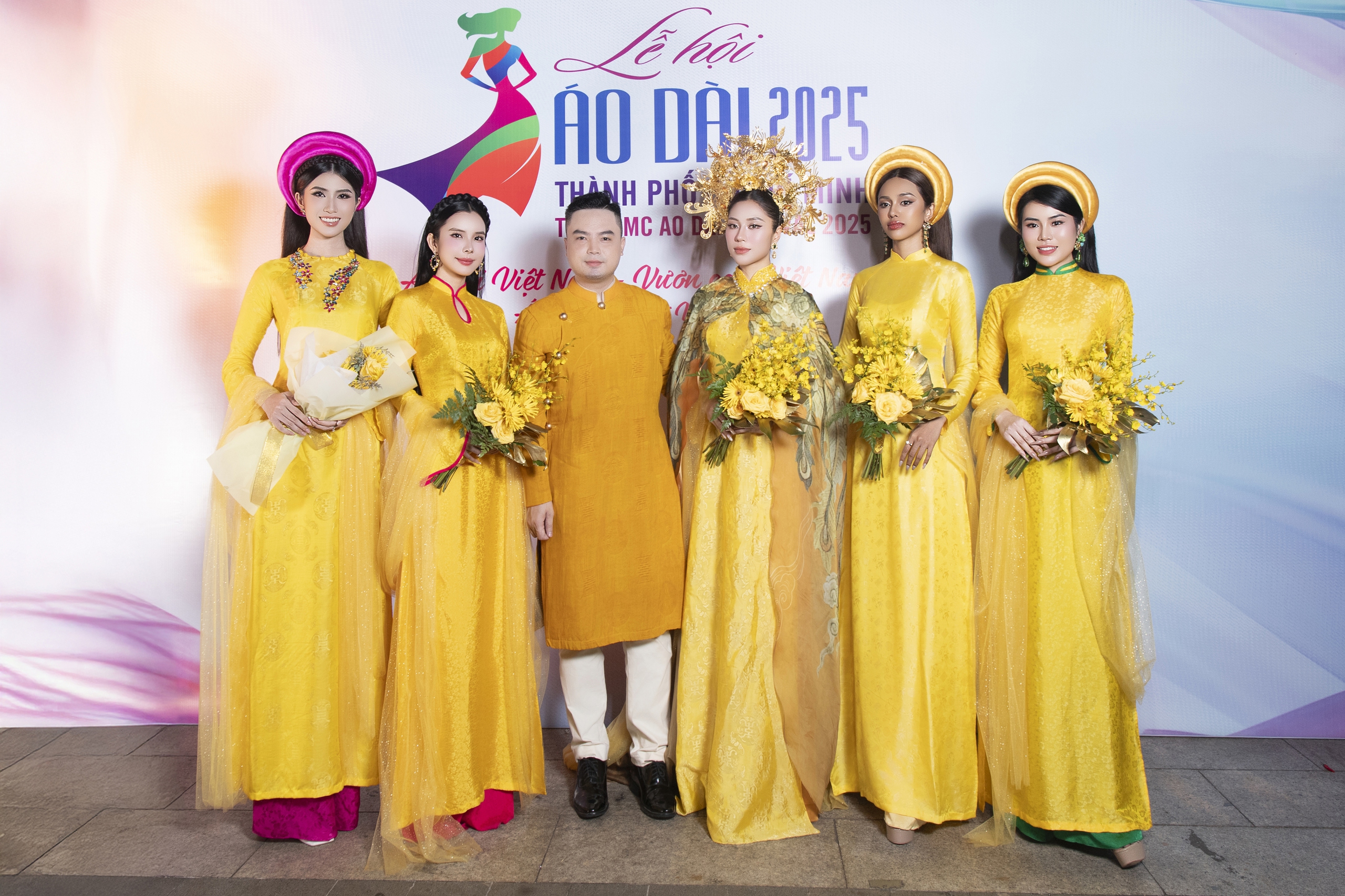 To Diep Ha vystoupil jako vedette na festivalu Ao Dai v Ho Či Minově Městě - Foto 3. Tô Diệp Hà diễn vedette tại Lễ hội Áo dài TP.HCM- Ảnh 3.