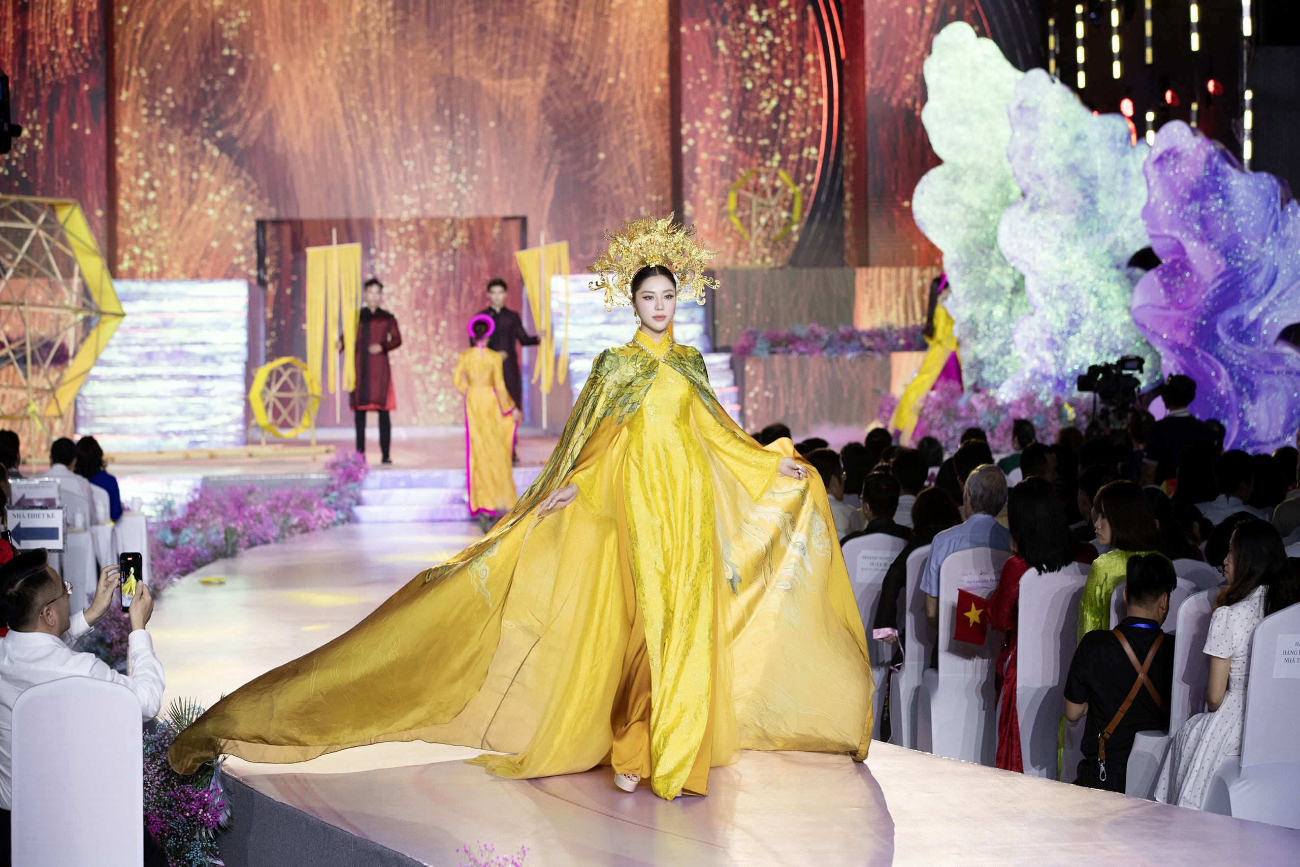 To Diep Ha vystoupil jako vedette na festivalu Ao Dai v Ho Či Minově Městě - Foto 1. Tô Diệp Hà diễn vedette tại Lễ hội Áo dài TP.HCM- Ảnh 1.