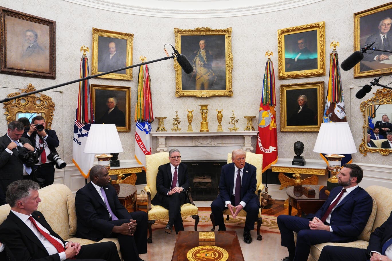 President Trump förvandlar Vita huset och förgyller Ovala rummet - 1 Tổng thống Trump lột xác Nhà Trắng, dát vàng phòng Bầu dục - 1