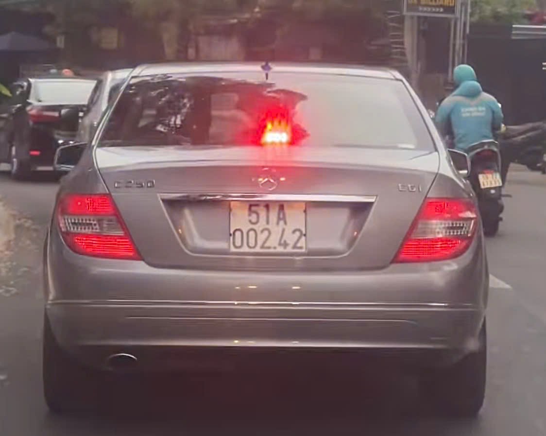 Ho Chi Minh City: Verifying Mercedes car turned on lights similar to emergency lights - Photo 1. TP HCM: Xác minh ô tô hiệu Mercedes bật đèn giống đèn ưu tiên- Ảnh 1.