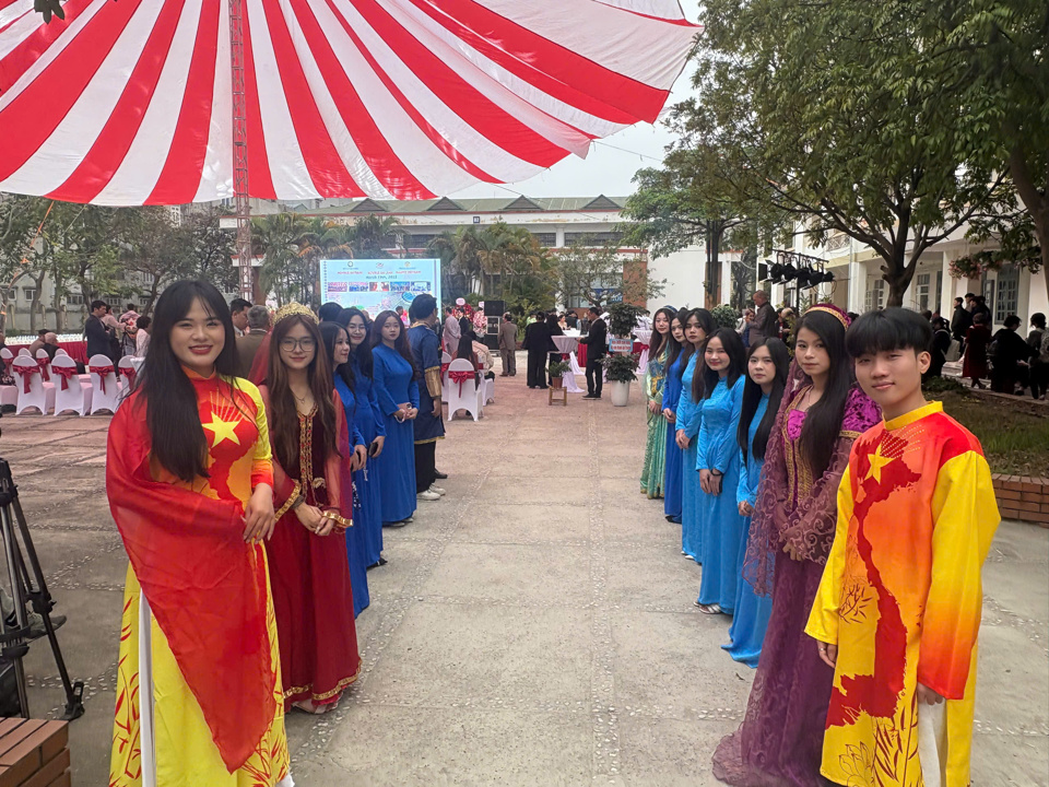 Des étudiants vietnamiens en ao dai traditionnel vietnamien et en costumes traditionnels azerbaïdjanais. 