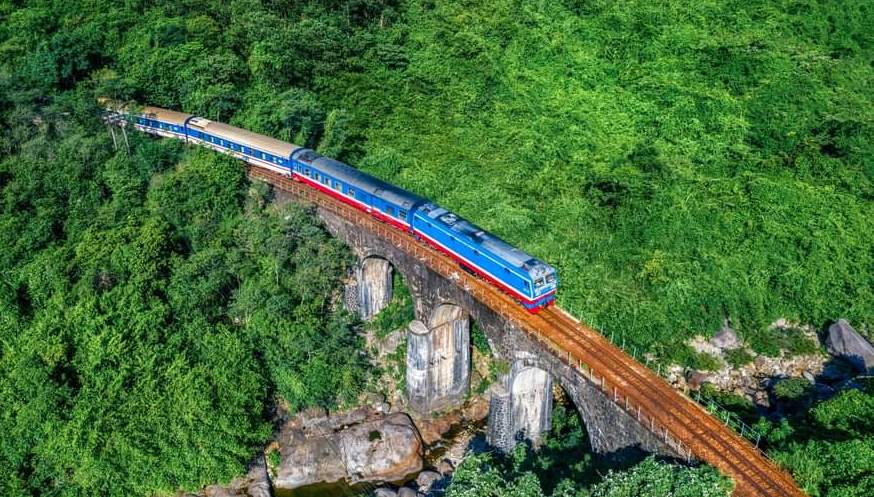 Železnice zvyšují počet osobních vlaků během svátků od 30. dubna do 1. května - Foto 1. Đường sắt tăng nhiều tàu khách dịp nghỉ lễ 30/4 - 1/5- Ảnh 1.
